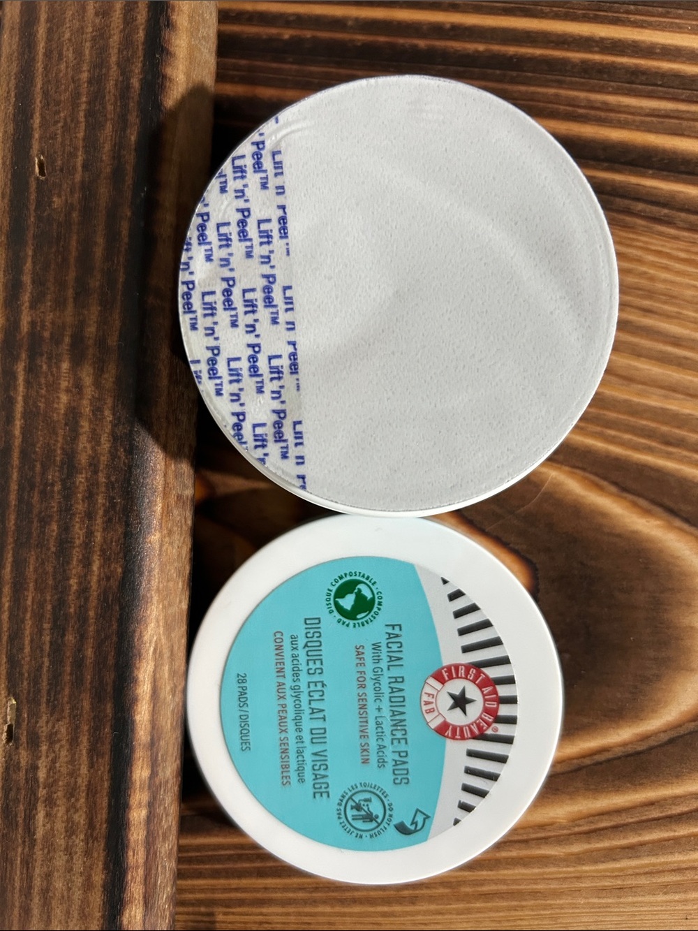 First Aid Beauty Facial Radiance Pads - White & Teal